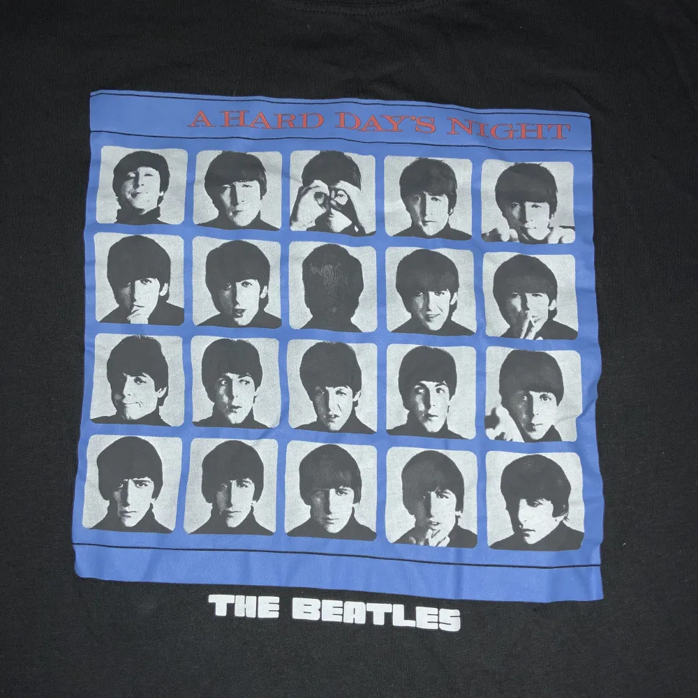 Super cool beatles t-shirt med albumet ”a hard days night”. Frakt tillkommer 🚚 hör av dig vid intresse 💘. T-shirts.