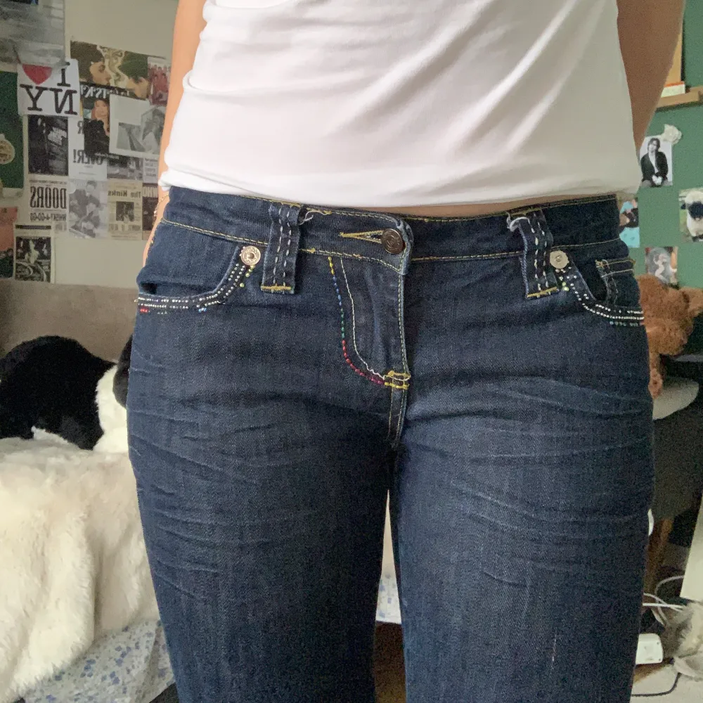 Supergulliga lågmidjade straight leg jeans som inte kommer till användning💗Har bara haft på mig dom ett fåtal gånger, har jättesöta detaljer på backfickorna! Kontakta för mer info🤓🤙. Jeans & Byxor.