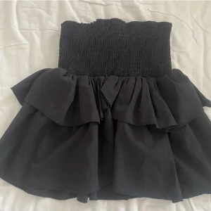 Svart volangkjol - Jättefin kjol i nyskick som liknande chelseakjolen!🩷