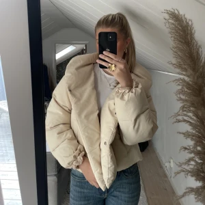 Beige vinterjacka  - Säljer min as snygga vinterjacka från pieces🤍säljer då den inte kommer till användning tyvärr så därav knappt använd!!