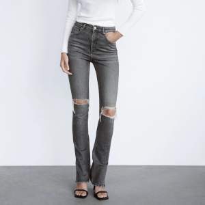 Super fina jeans från zara med slits, 150kr+ frakt (pris kan diskuteras)💗 Amvända fåtal gånger 