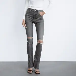 Super fina jeans från zara med slits, 150kr+ frakt (pris kan diskuteras)💗 Amvända fåtal gånger 