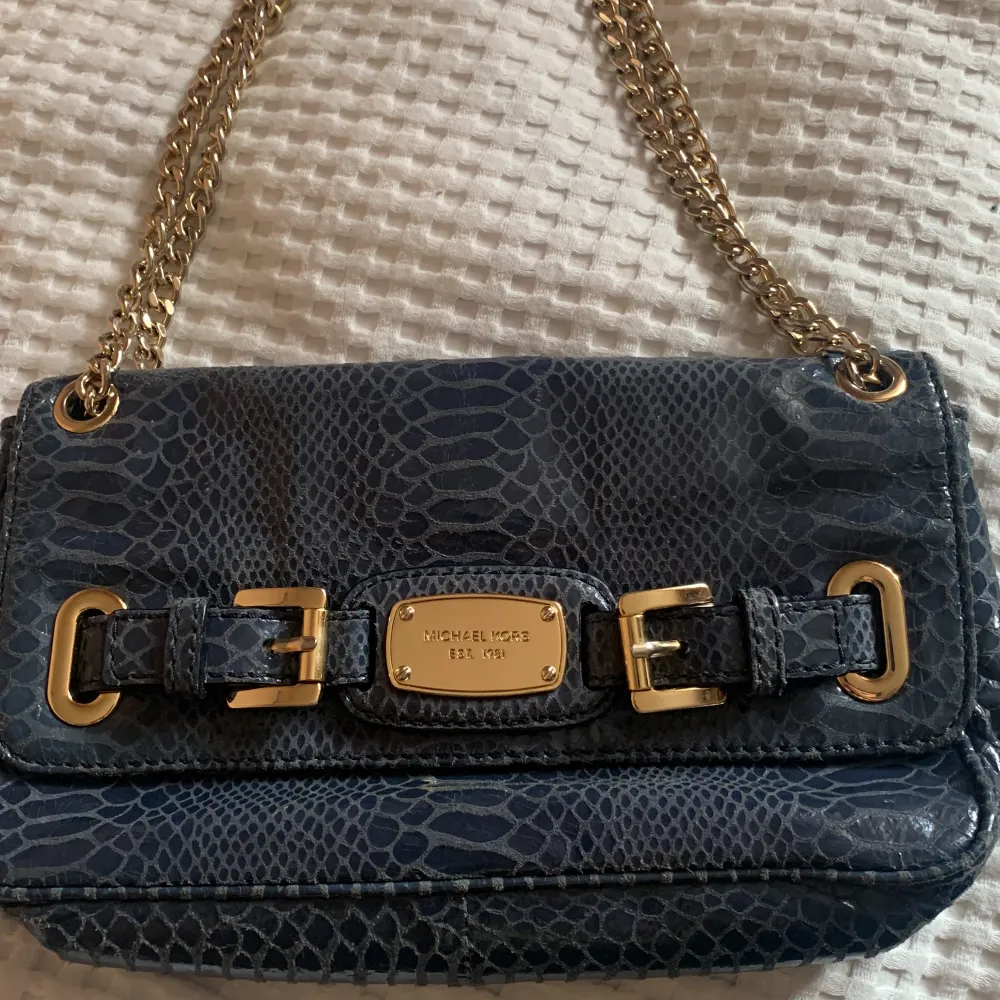 Säljer denna väskan från Michael kors i bra skick!! Kontakta mig för frågor och bilder💕. Väskor.