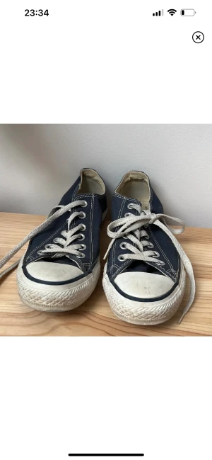 Converse - låga blå converse i strl 37. Lite nötta  bak i hälen på ena skon, och lite smutsiga här o där, men annars  i fint skick!