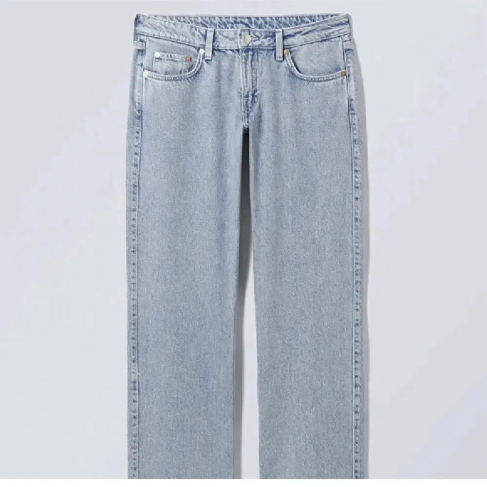 Arrow low jeansen från weekday som blivit lite små på mig och kommer inte till användning längre. Superbra skick. Jeans & Byxor.