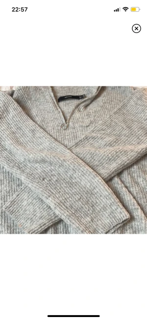 Stickad zip  - Hej! Säljer en jätte mysigt stickad halv zip tröja ifrån veromoda, den är i fint skick men den är endast  lite nopprig🩷