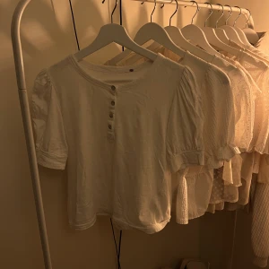 Jättefin topp/blus med puffärmar  - Jättefin vit topp/blus med puffärmar, strl XS🤍