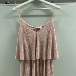 Jumpsuit - Jättefin rosa-glittrig jumpsuit, använd fåtal gånger.  strl 40.