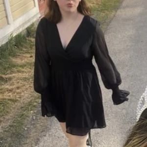 Klänning - Använd en gång på födelsedagsfest. Storlek 38, sitter precis som en vanlig 38😁Pris kan diskuteras, frakt tillkommer🥰