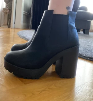 Svarta högklackade boots | HM - Svarta högklackade boots i storlek 39. Skorna är gjorda av läder och enbart använda 2 gånger. Säljer då de är för små för mig!