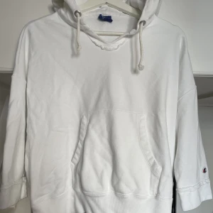 Hoddie  - Vit hoddie från champion med trekvart armar. Kort modell i storlek XL, men passar S-L skulle jag säga. 