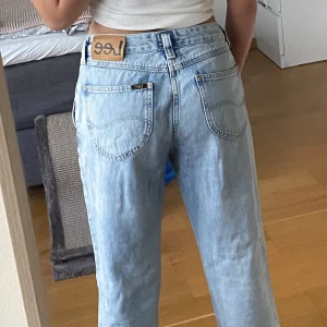 Lee jeans  - Säljer mina Lee jeans då jag aldrig använder dom, som är i nyskick och i storlek W26 L31 jeansen heter seasonal mom. 