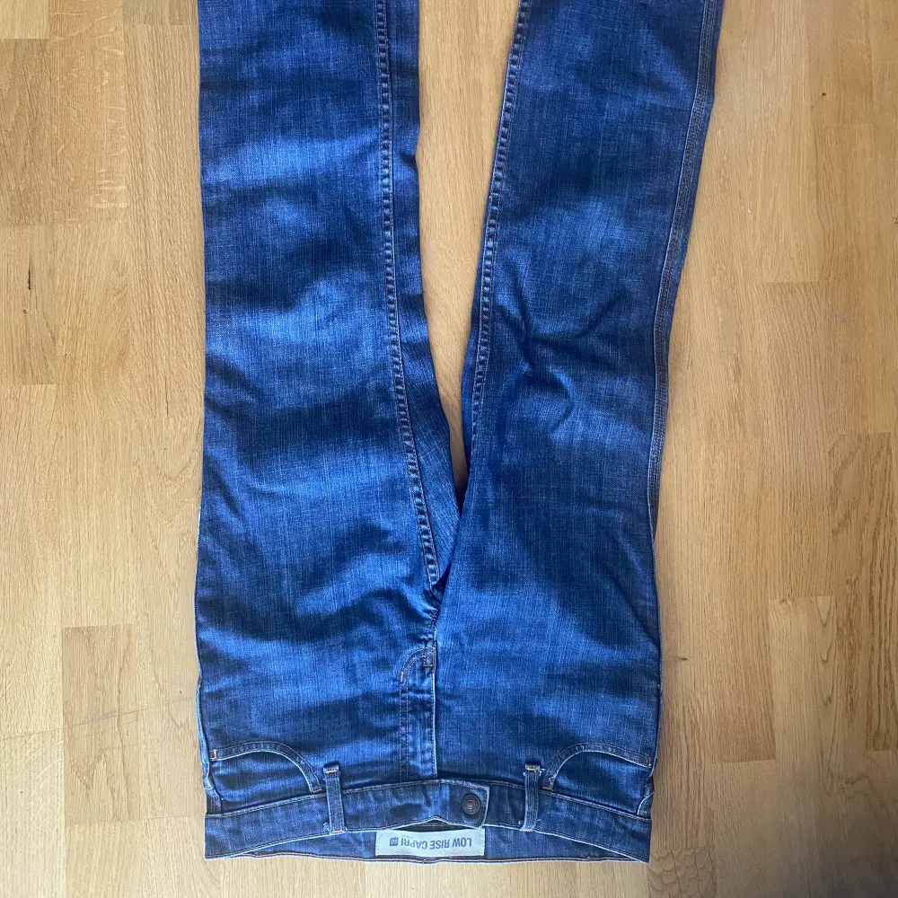 Lågmidjade gap jeans  39 cm rakt över midja Innerbenet 76cm Längd 97 cm. Jeans & Byxor.