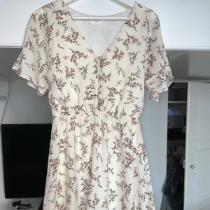 Sommarklänning  - En söt kort sommarklänning, köpt secondhand. Storlek S, knappat använd. 