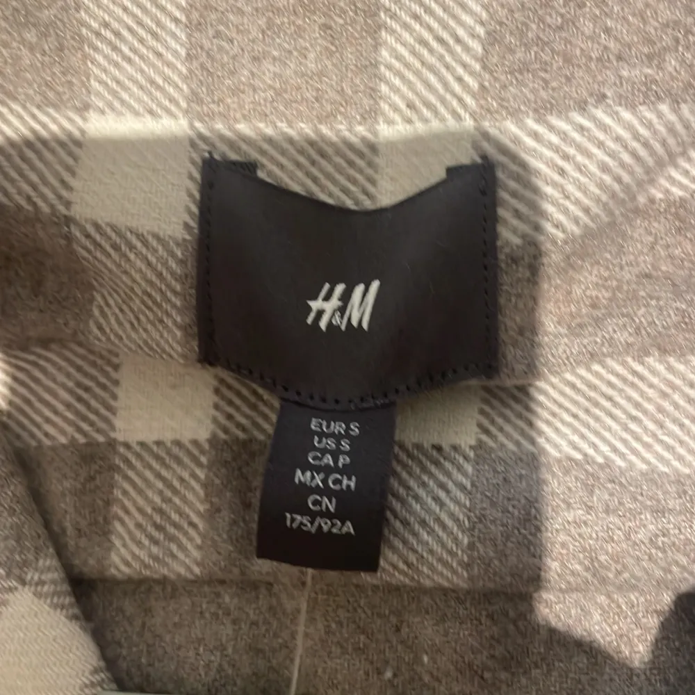 Helt ny H&M premium selection tröja, nyskick nypris 400kr pris kan diskuteras i snabb affär . Tröjor & Koftor.
