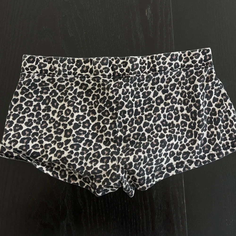 Korta leopardshorts från H&M i storlek M! Fint skick!. Shorts.