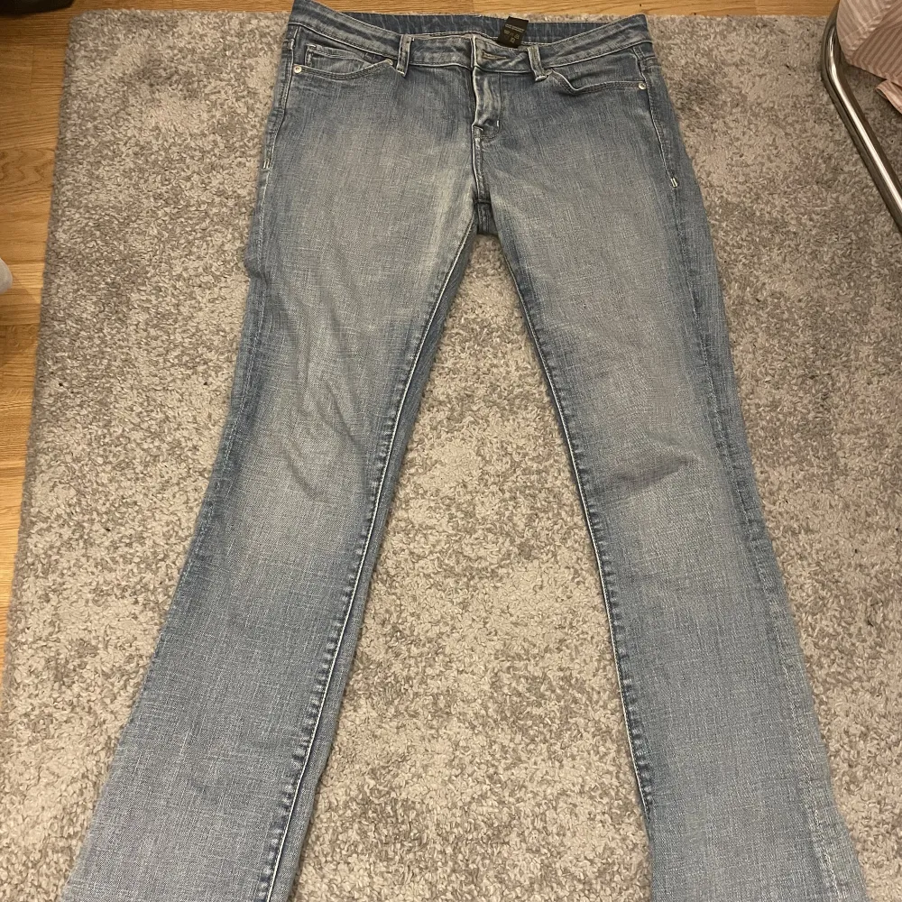 Ljusblå utsvängda jeans som är jättesnygga, säljer för att de är lite för stora.. Jeans & Byxor.