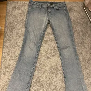 Ljusblå utsvängda jeans som är jättesnygga, säljer för att de är lite för stora.
