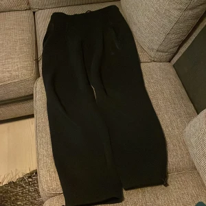 Svarta Nike tech byxor - Svarta Nike tech byxor Size M direkt från butik 