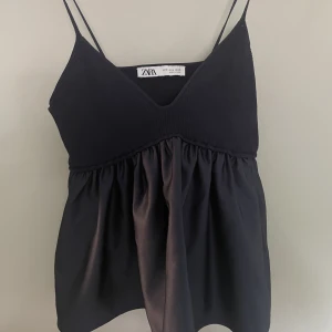 Zaralinne i mörkblått satintyg - Jätte fin topp/linne från Zara i både vanligt tyg och satin nedtill. I jätte fint skick. 