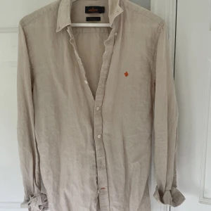 Morris skjorta  - Säljer denna rintigt feta 100% linne skjorta från Morris i 10/10 skick. Storlek s. Men sitter lite större. Vid frågor eller funderingar är det bara att höra av sig!