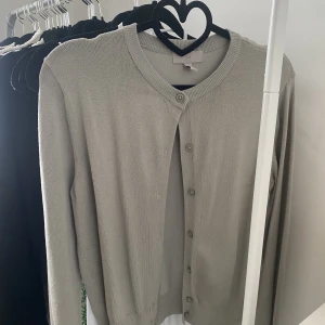 kofta - säljer denna jättesöta gröna kofta med knappar från hm som ej kommer till användning längre💓😇 storlek S