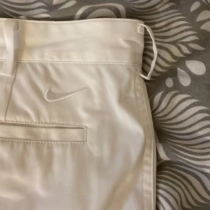 Vita golfbyxor från Nike💫 - Vita golfbyxor från Nike i gott skick.  Skick 9/10 och byxorna är nästintill oanvända. Nike logga vid högra bakfickan. Storleken är w34 l32 dvs storlek M. Jag är 185 cm lång. Kontakta mig om det skulle uppstå några frågor!