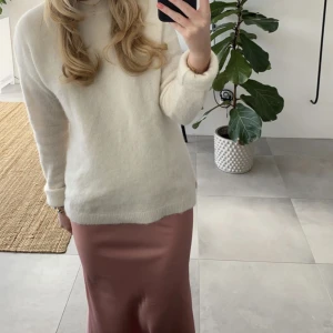 Satinkjol - Lång rosa satin kjol som tyvärr inte kommer till användning, storlek 32