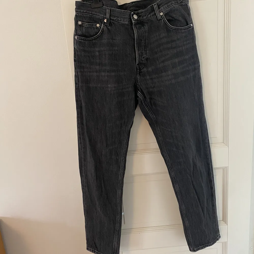 Svarta Weekday jeans i modellen ”Barrel Relaxed Tapered Jeans” som i nypris kostar 599kr i storlek 32/32. I använt men endå bra skick där det finns ett hål i höger ficka som jag försökte fixa för ett tag sedan (bild 3).. Jeans & Byxor.