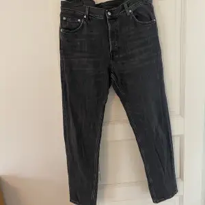 Svarta Weekday jeans i modellen ”Barrel Relaxed Tapered Jeans” som i nypris kostar 599kr i storlek 32/32. I använt men endå bra skick där det finns ett hål i höger ficka som jag försökte fixa för ett tag sedan (bild 3).