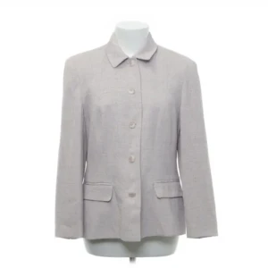 Jacka kavaj - Kavaj/jacka i lila/rosa/beige. Superfin siluett som tyvärrr lite för lång för mig (156) 