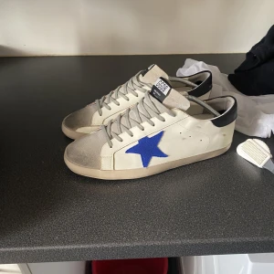 Golden goose  - Hej jag säljer dessa Golden goose i fint skick! Storlek 43, typ inga flaws förutom de märket på sista bilden som säkert går bort med medel! Og box kommer självklart med👍