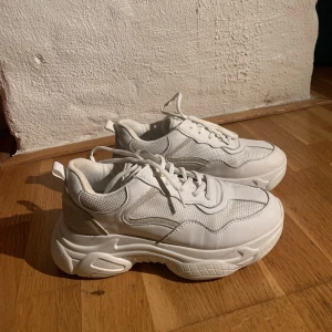 Vita sneakers - Helt oanvända sneakers från NA-KD, storlek 38!  Jättefina😍😍