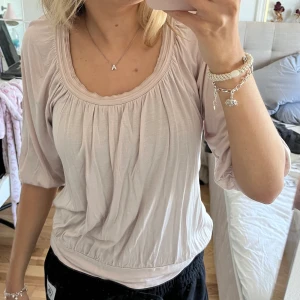 Trekvartsärmad tröja - Säljder denna jättefina ljusrosa trekvartsärmade tröja från hm i storlek M men passar mig bra som beukar ha S. Fint skick, jättesöt, hör av er vid frågor!🫶