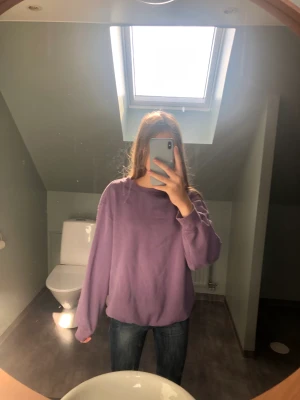 Lila sweatshirt  - Säljer denna lila sweatshirt då jag inte använder den längre. Litet hål på höger ärmen men annars bra skick!🩷