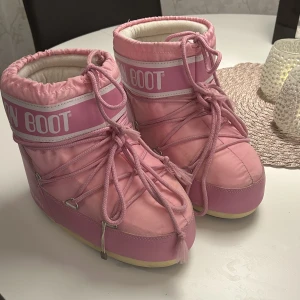 Moonboots - Jätte varma o söta ljusrosa Moonboots🩷 De är i använt skick men har absolut fler vintrar framför sig. På insidan av vänstra skon finns det några svarta fläckar men man tänker inte så mycket på de eftersom de är på insidan. Nypris: 1600kr🩷 