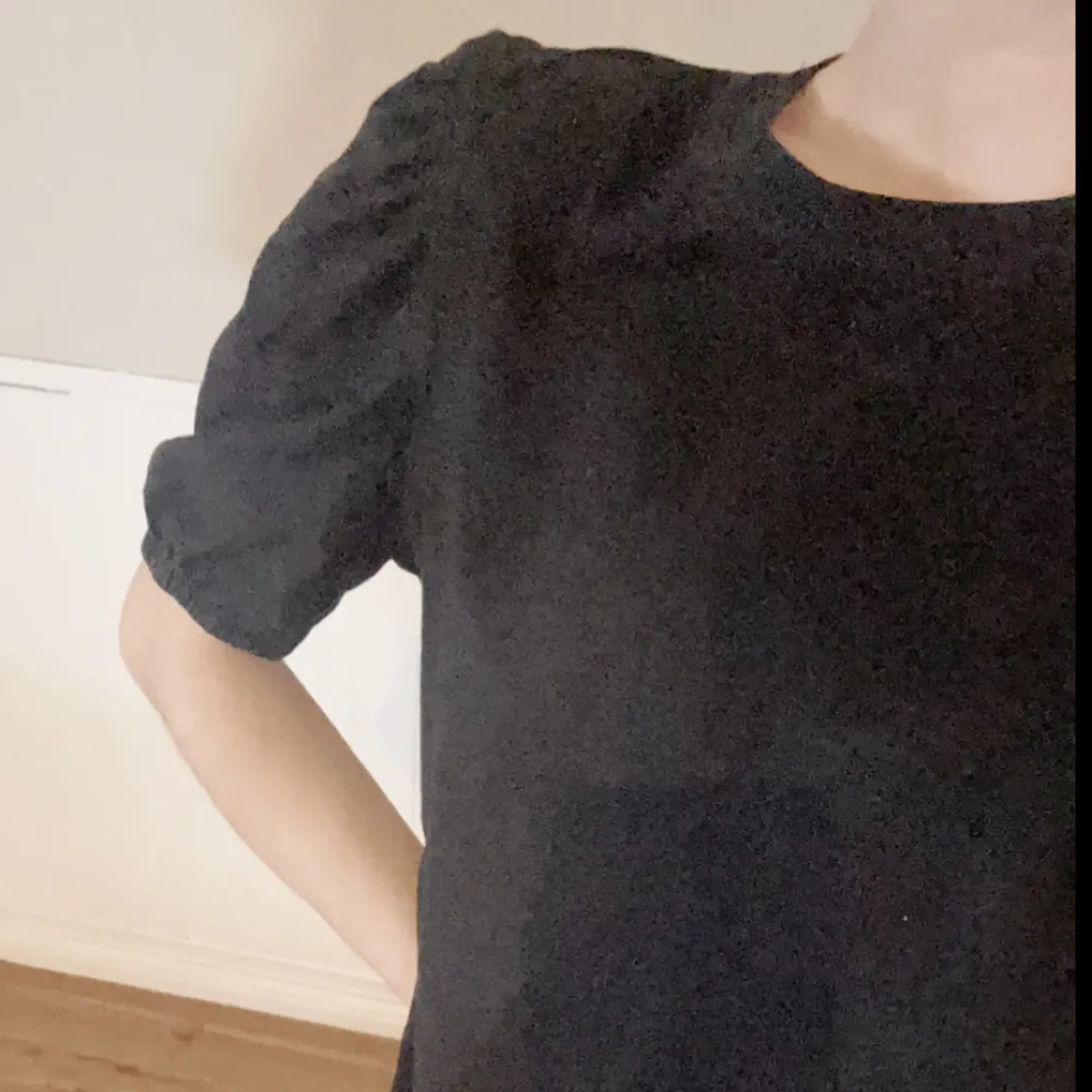 En svart zara tröja med puff ärmar❣️ är i strl S men passar också mig som bär Xs. Skriv för mer bilder, frågor eller pris förslag 😍. T-shirts.