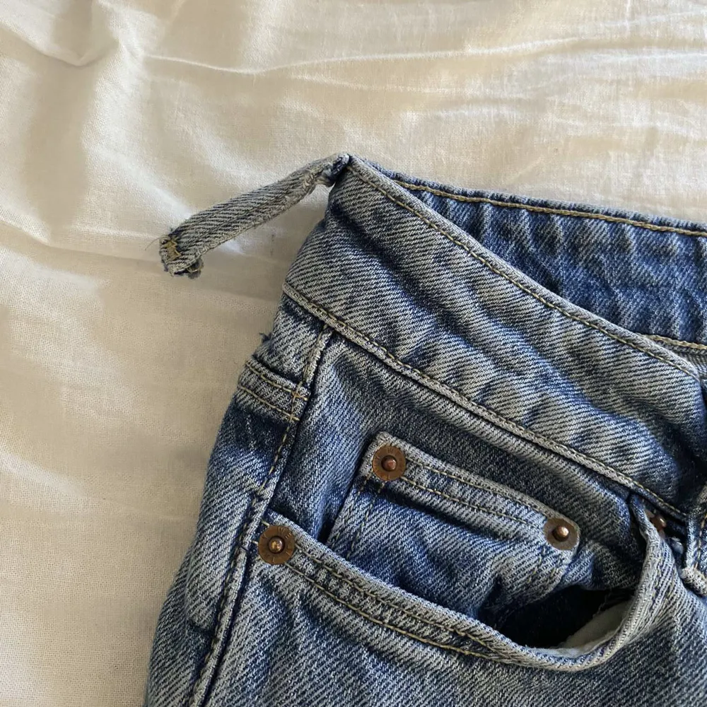 Säljer jeansen pågrund av att dom it används. Säljer billigt pågrund av att ja sytt dom mid waist typ (är inte så bra på att sy) så säljer till nån som ksk vill fixa till dom. 💕. Jeans & Byxor.