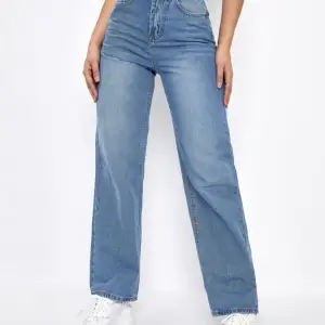 Säljer dessa blåa jeans från SHEIN. För korta för mig som är 169cm🩷Dåligt ljus på de andra två bilderna därför ser färgen annorlunda ut. Aldrig använda!