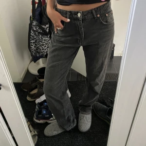 Snygga mid rise grå jeans! - Ett par snygga raka mid rise oanvända grå jeans från zara. Storlek 38. Oanvända då de sitter för tajt. 