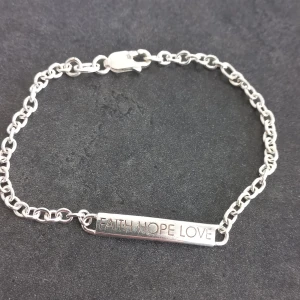 Armband äkta silver - Från hallbergs guld. Graverad faith hope love Silverstämplar finns