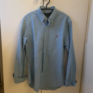 Ralph lauren skjorta - Säljer en skjorta från ralph lauren. Storlek s, passar större! Nyskick! Hör av er för fler bilder eller andra funderingar. OBS! Vid köp av fler skjortor från min sida kostar det 300/st