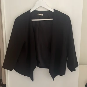 Croppad blazer - Croppad ”blazer” lite kortare i armarna. Fint skick 