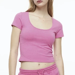 Topp - Topp i storlek medium endast använd någon gång🦋 hör av er vid minsta intresse eller fundering 💓