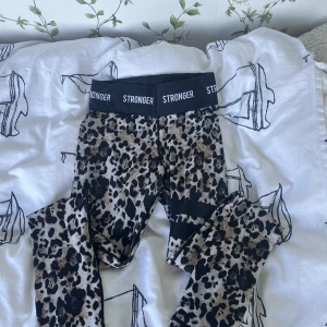 Träningsbyxor  - Snygga stronger byxor som inte kommer till användning 