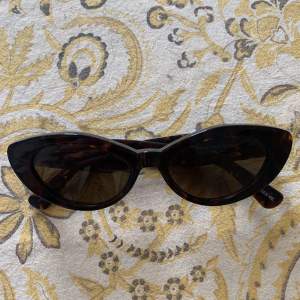 Snygga solglasögon i cateye stil, jättesnygga och trendiga! Tortoiseshell mönster/färg