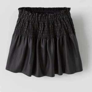 Säljer denna superfina kjol från Zaras barnavdelning. Storlek 152 passar mej som är XS-S!  Superfint skick❣️
