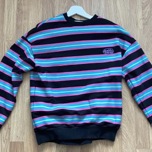 Multiverse Crewneck - Multiverkse Crewneck från Junkyard. Tung streewear stil men inget för mig längre. Mindre defekter runt kragen där trycket spruckit lite. Storlek passar M/S beroende på vilken passform som önskas. 