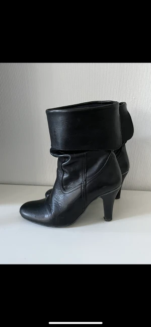 Skinnstövlar Stövlar  - Inte mycket använda Storlek 38 men passar bäst på 37