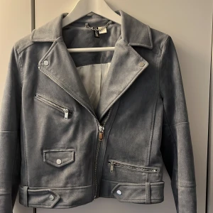 Blå mocka jacka  - Fin mocka jacka från divided storlek 36 i mycket fint skick . Färg blå 